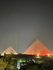 a group of pyramids in the sky at night at Star vysta pyramids view inn in Ghaţāţī