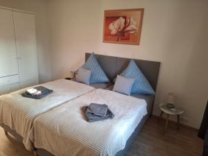 a bedroom with a bed with two towels on it at Ferienwohnung Rose in Altenkunstadt
