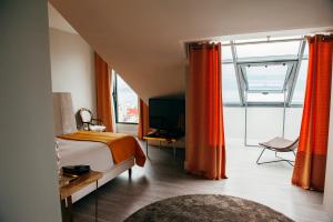 Uma TV ou centro de entretenimento em Hotel Art Santander