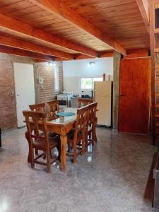 a dining room with a wooden table and chairs at Angel Alpino Cabin in Cuesta Blanca
