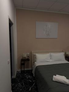 a bedroom with a bed and a picture on the wall at Rooms 78 in Castel di Sangro