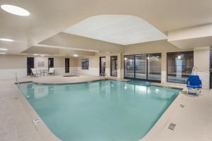 a large swimming pool in a hotel with a blue poolvisor at Best Western Kenner in Kenner