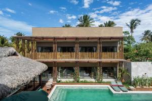 eine Villa mit Swimmingpool und einem Resort in der Unterkunft Be Caju Hotel in Barra Grande