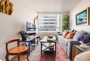 a living room with a couch and a table at Polanco condo, alberca y Gym in Mexico City