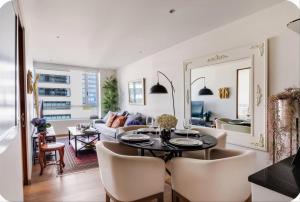 a living room with a table and chairs at Polanco condo, alberca y Gym in Mexico City