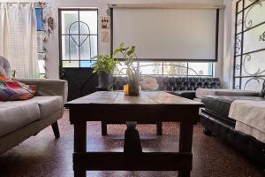 a living room with a table and a couch at Rio Holístico Escapada de Bienestar y relax para Parejas o duplas in Ramallo