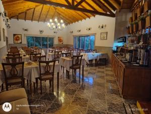 a restaurant with tables and chairs in a room at Hotel Picos Del Sur in El Calafate