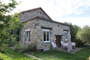a stone house with a table and chairs outside at Les Poneys Fringants in Saint-Jean-des-Ollières +7 photos