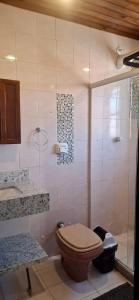 a bathroom with a toilet and a shower at Duplex 450m da Praia do Peró, Roupa Cama e Banho, Wi-Fi, TV a Cabo, Estacionamento in Cabo Frio +9 photos