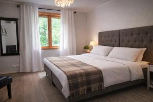 a bedroom with a large bed and a window at Jojos Lodge in Bräcke