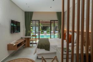 ein Schlafzimmer mit Bett und Pool in der Unterkunft Be Caju Hotel in Barra Grande