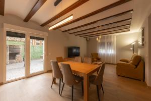 a dining room with a table and chairs at Alojamientos La Antigua in Molina de Aragón