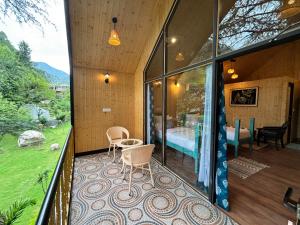 ein Haus mit umlaufender Veranda und einem Schlafzimmer in der Unterkunft Celestial Dream in Uttarkāshi