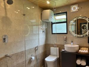 ein Badezimmer mit Dusche, Toilette und Waschbecken in der Unterkunft Celestial Dream in Uttarkāshi + 21 Fotos