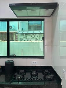 a stove top in a kitchen with a window at CASA ESPAÇOSA e CONFORTÁVEL EM PARATY in Paraty +4 photos
