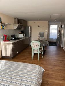 a living room with a kitchen and a table at Studio pour 2 personnes à Tonnay Charente in Tonnay-Charente
