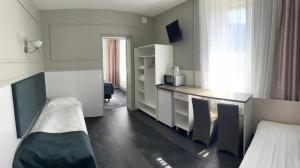 a small room with two beds and a kitchen at Sadama kvartal in Pärnu