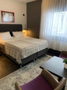 a bedroom with a bed and a table with chairs at Sadama kvartal in Pärnu +32 photos