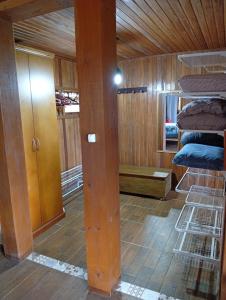 a room with two bunk beds and a wooden ceiling at Sítio em São Bonifácio in Alto Rio Bravo