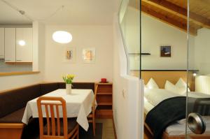 Camera piccola con letto e tavolo di Apartment Nidus a San Candido