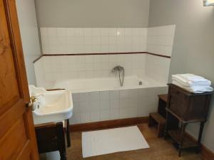 a bathroom with a bath tub and a sink at Aile de la Maison de Chouliou in Balaguères +36 photos