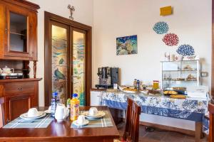 a kitchen with a table and a counter top at Le Chele - A Due Passi dal Mare in Torre Lapillo