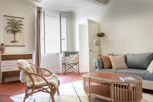 a living room with a couch and a table at Maison Sumiane - Maison d hotes et locations avec piscine in Brignoles