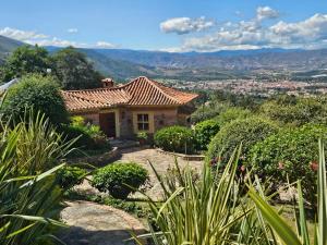 a house with a view of the mountains at La Primavera, casas campestres para familias, paisajes, tranquilidad, cerca al pueblo in Villa de Leyva