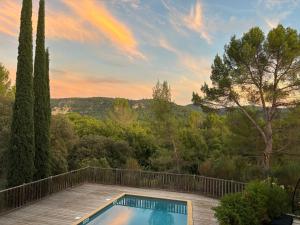a swimming pool on a deck with a view of the mountains at Appartement Belle Vue in Gréoux-les-Bains