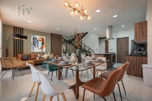a dining room and living room with a table and chairs at Apartment home resort in La Cañada