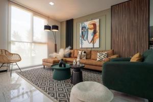 a living room with a couch and a table at Apartment home resort in La Cañada