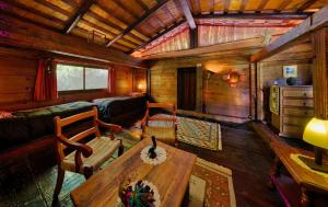 a living room with a table in a cabin at Casa navacoyan A in Malinalco