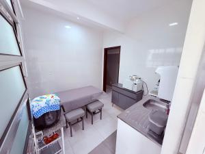 a hospital room with a table and a sink at Achadinho no Coração de Aparecida 2 in Aparecida