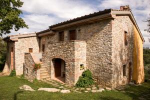 ピストイアにあるAgriturismo La Romagnanaの草原の古石造家