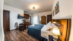 a hotel room with a bed and a dining room at Paladini al Casale in Piazza Armerina