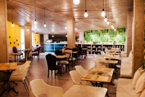 Um restaurante ou outro lugar para comer em Hotel Art Santander