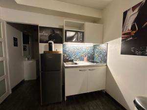 a small kitchen with a sink and a refrigerator at Résidence P&C Studio charmant in Neuilly-sur-Marne