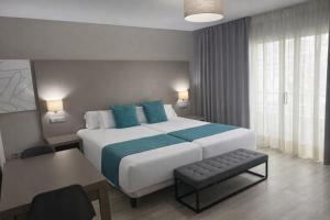 En eller flere senge i et værelse på Hotel El Faro Marbella