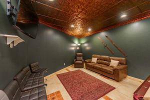 a living room with a couch and a theater at Cozy Cabin by Railey Vacations in Oakland