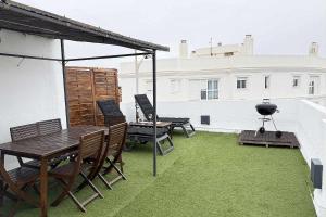 a patio with a grill and a table and chairs at Ed.Senses. Apto Infinity in Tarifa