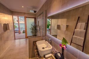 Koupelna v ubytování Hurawalhi Island Resort + 37 fotografií