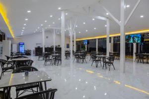 a dining room with tables and chairs in a building at شاليهات الأحلام لبيوت العطلات in Yanbu