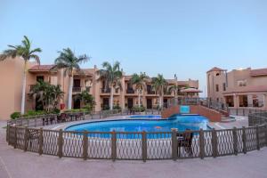 a swimming pool in front of a building at شاليهات الأحلام لبيوت العطلات in Yanbu