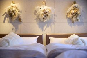 a bedroom with a bed with flowers on the wall at Mezon Etowaaru in Nagoya