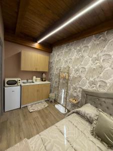 a bedroom with a bed and a kitchen at Casa Vacanze Jennifer in Catania