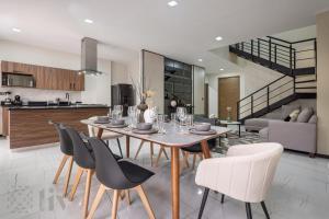 a dining room and kitchen with a table and chairs at Exclusive Apartment in Home Resort in La Cañada