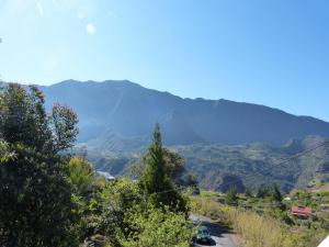 Una imagen general de la montaña o una montaña tomada desde la villa