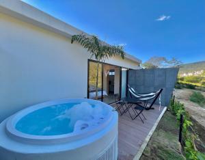 a hot tub in the backyard of a house at Glamping Del Río by Trip Monkey in San Gil