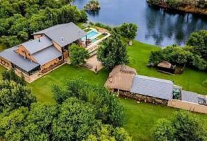 an aerial view of a house with a lake at Marble Nights Damoi Parys in Vosburg