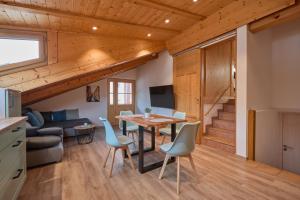 a kitchen and living room with a table and chairs at Bergliebe Alpspitze in Garmisch-Partenkirchen